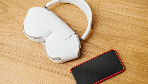 Smart Case avec Apple Computers AirPods Max écouteurs intra-auriculaires avec égaliseur adaptatif — Photo