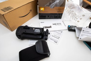 Yeni Nikon MB-12 kamera tutamağı boks sürecinin yukarıdan görüntüsü Amazon Japonya tarafından teslim edildi.