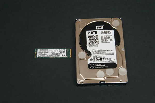 Συγκρίνοντας το μεγάλο σκληρό δίσκο HDD από το δυτικό ψηφιακό στο μικρό δίσκο NVME SSD M2 από το SK Hynix — Φωτογραφία Αρχείου