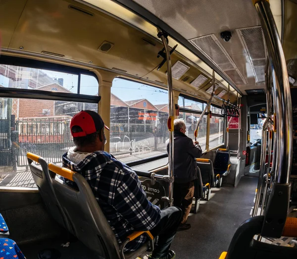 Ultra gran angular vista de Lisboa autobús de transporte público con pocas personas en el interior de conducción rápida en la calle portuguesa —  Fotos de Stock