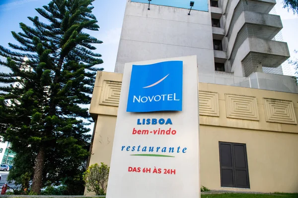 Laag uitzicht op Novotel Lisboa Bem-Vindo welkomstbord en openingstijden restaurant - uitzicht op de straat van de Portugese straat — Stockfoto