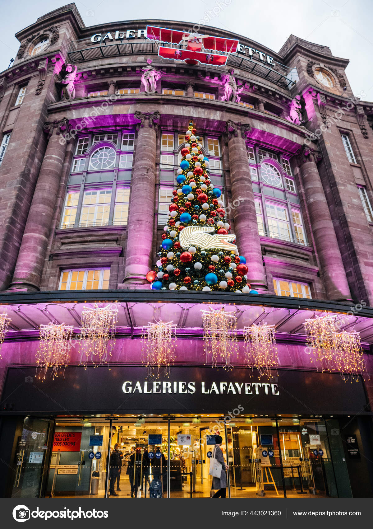 Niedriger Blickwinkel auf das Luxuskaufhaus Galeries Lafayette im