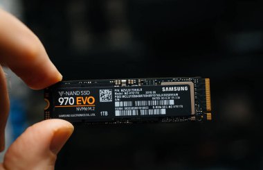 Samsung SSD 970 Evo V-Nand serisinden 1 tb terabaytlık belleğe sahip yeni bir NVME diski tutan erkek el.