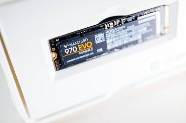 Samsung SSD 970 Evo V-Nand serisinden 1 tb terabaytlık belleğe sahip yeni NVME diskine eğim kayması etkisi