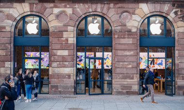 Kleber, Apple Store bilgisayarları, akıllı telefonlar ve satılık not defterleriyle meşgul. Müşteri mağazadan çıkıyor. Covid-19 salgınından önceki yaşam.