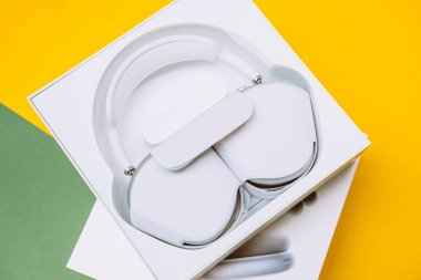 Apple Bilgisayar AirPod 'ları Maksimum kulaklık