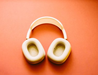 Apple Bilgisayar AirPods Maksimum kulaklık paket kutusunda turuncu temiz arka planla