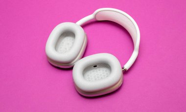 Apple Bilgisayarları AirPod 'lar Maksimum kulaklık Akıllı kutunun içinde