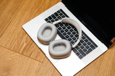 En iyi Apple Bilgisayar AirPods 'un yan görüntüsü. Kulaklıklar maksimum düzeyde.