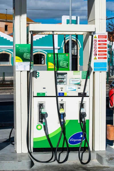 Vista frontal de la bomba de gas BP British petroleum con fórmula Ultimate - gasolinera sin clientes en un cálido día de invierno en Lisboa — Foto de Stock
