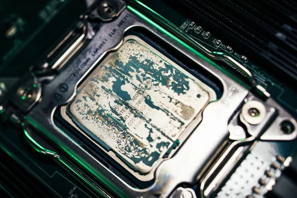 Close-up macro shot van computer CPU centrale processor unit bedekt met thermische pasta - krachtige Intel Xeon CPU in modern werkstation — Stockfoto