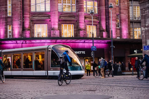 Occupata parte centrale della città con un sacco di pedoni, tram di fronte ai grandi magazzini Galeries Lafayette vita prima della pandemia covid-19 — Foto Stock