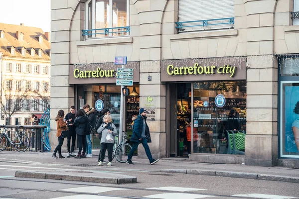 Carrefour City yiyecek dükkanının önündeki kalabalık. Büyük cam giriş kapısı olan süpermarket. — Stok fotoğraf