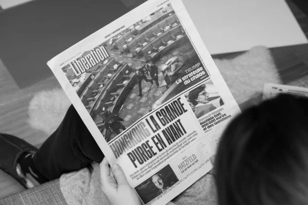 Schwarz-Weiß-Bild Frau liest auf Couch französische Zeitung Liberation — Stockfoto