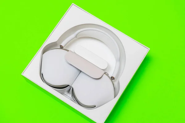 Apple Computers AirPods Max słuchawki do uszu na żywym tle zielony stół — Zdjęcie stockowe