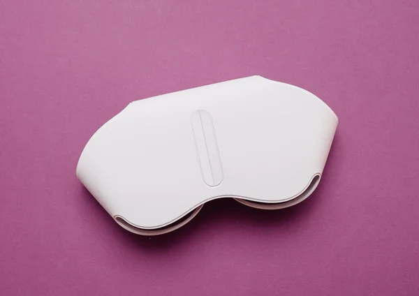 苹果电脑AirPods最大的耳朵耳机在紫罗兰干净的背景下 — 图库照片