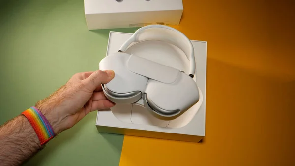 Paquete de unboxing de los mejores Apple Computers AirPods Max auriculares over-ear con adaptive EQ —  Fotos de Stock