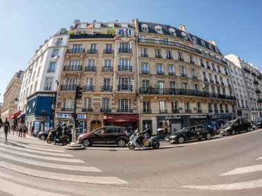 Paris 'in göbeğindeki Rue de Dunkerque caddesindeki Fransız Haussmannian binasının geniş açılı görüntüsü. Geniş pencereli ve balkonlu bir apartman.