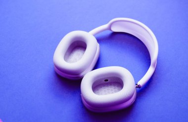 En iyi Apple Bilgisayarları AirPods 'un genel görünümü Uyarlanabilir EQ, Aktif Gürültü İptali, Şeffaflık modu h1 çipleri ve Siri ile Smart çantasında maksimum kulaklık.