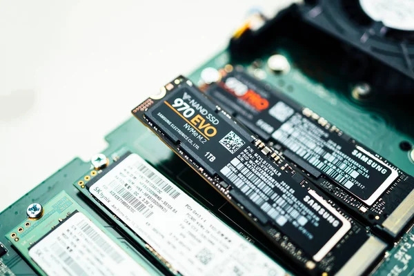 Közelkép az új M2 csatlakozóról az új Samsung NVME V-Nand SSD Samsung 970 lemez egy terabájtos tárhellyel — Stock Fotó