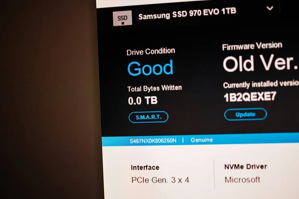 Detailní makro obrazovka s detailními aktivitami a rychlostí zápisu NVME rychlého počítače Samsung 970 Evo 1tb Aktualizace procesu — Stock fotografie