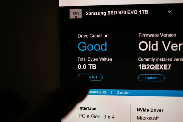 Detailní makro obrazovka detailních aktivit a rychlosti zápisu NVME rychlého počítačového disku Samsung 970 Evo 1tb s funkcí stisku prstu SmART — Stock fotografie