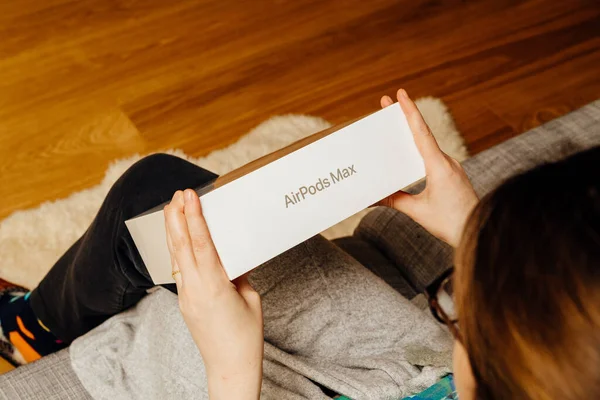 Perempuan tangan unboxing baru Apple Komputer AirPods headphone Max — Stok Foto