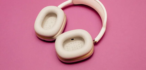 Nowe najlepsze słuchawki Apple Computers AirPods Max słuchawki do uszu wewnątrz Smart case z Adaptive EQ, Active Noise Cancellation, Transparency mode h1 chips i Siri — Zdjęcie stockowe