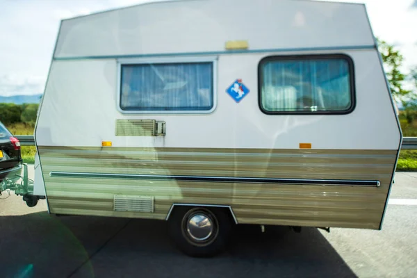 Iew forma l'auto a guida veloce camper carro da campeggio — Foto Stock