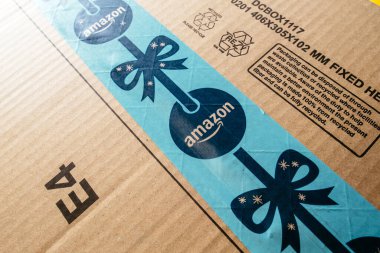 Amazon Prime tatil logosu, dünya çapındaki online e-ticaret deposundan gönderilen paket kasetinin üzerinde.