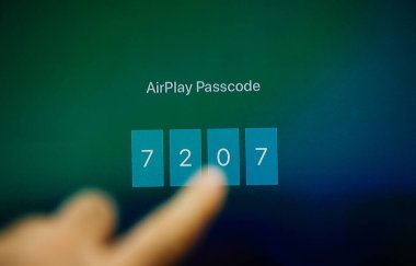 Pov erkek eli TV ekranına dokunuyor AirPlay şifresi akıllı telefondan Apple televizyonuna aktarmak için