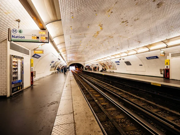 Parisian underground metro scene with few commuters people waiting of the train at the Nation Station with M6 Pasteur station — Stock Photo, Image