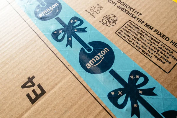 Amazon Prime prázdninový logotyp na skotské pásce doručené zásilky z celosvětového online e-commerce skladu — Stock fotografie