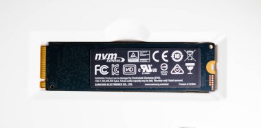 Plastik sunumunda bir terabaytlık depolama alanı olan yeni hızlı M2 V-Nand SSD Samsung 970 diski görüntüle