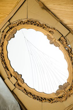 Yeni ahşap mahsulün ayrıntıları Kırık camlı güzel ayna