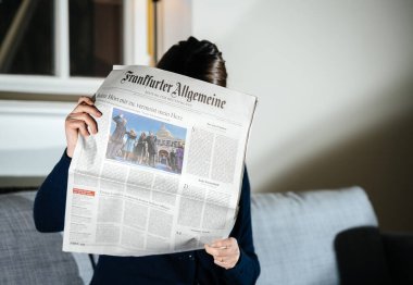 Frankfurter Allgemeine Alman gazetesini okuyan kadın Joe Biden ile son dakika haberleri ve manşetleri