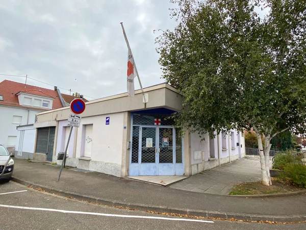 Gran oficina cerrada vacía de Croix Rouge Francaise sucursal francesa de la Cruz Roja en el barrio pobre de Estrasburgo — Foto de Stock