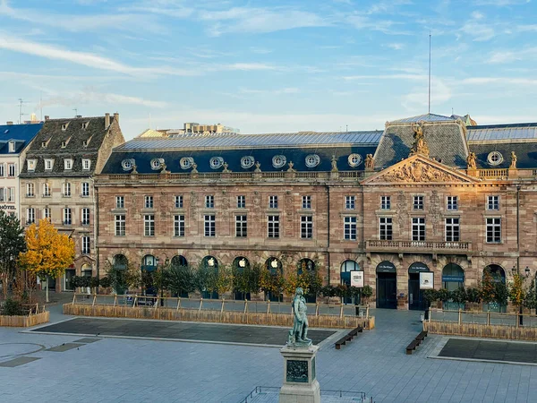 Vista aérea de la emblemática Place Kleber en el centro de Estrasburgo durante el cierre general debido a la pandemia de Covid-19 en todo el mundo - Apple Store en el icónico edificio Aubette — Foto de Stock