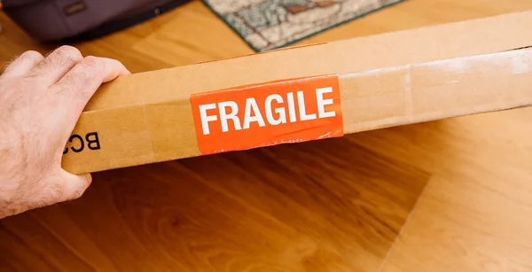 Señalización frágil en la caja de cartón de un nuevo paquete entregado por el servicio de transporte de mercancías — Foto de Stock