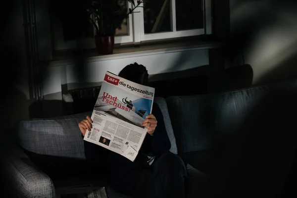 Γυναίκα που διαβάζει γερμανική εφημερίδα Taz με ορκισμένο τον νεοεκλεγέντα Πρόεδρο των ΗΠΑ — Φωτογραφία Αρχείου
