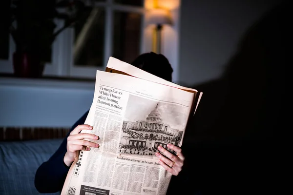 Trump 'la birlikte Financial Times gazetesi okuyan kadın Beyaz Saray' dan ayrılıyor — Stok fotoğraf