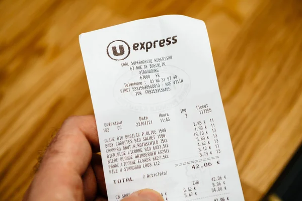 POV男子手持U Express超级市场商店的打印单，总计42.06欧元 — 图库照片