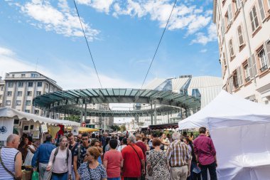 Grand de Braderie sokak fuarı yıllık fuarı sırasında tramvay istasyonu Homme de Fer ve Printemps mağazasında yürüyen büyük bir kalabalık - Covid 'den önceki yaşam