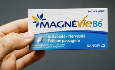 Sanofi laboratuvarları tarafından üretilen yeni Magnevie b6 vitaminleri içeren POV erkek el ele tutuşması paketi sinirlilik ve asabiyet için kullanışlı