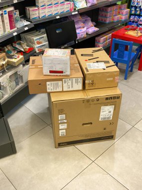 Lenovo kişisel bilgisayarı ve eczanenin zemininde lazer yazıcısı olan kutular.