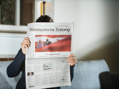 Yeni seçilen ABD Başkanı ile Suddeutsche Zeitung gazetesi okuyan kadın Amerika Birleşik Devletleri 'nin 46. Başkanı Joe Biden ve First Lady Jill Bide maskeli olarak yemin etti.