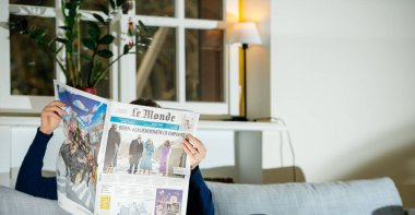 Demokrasi unvanlı Le Monde gazetesini okuyan kadın, yeni seçilen ABD Başkanı olarak 46.