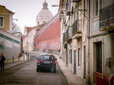 Santa Engracia Kilisesi ile Portekizli önemli şahsiyetlerin gömülü olduğu Ulusal Panteon olarak da bilinen binalar arasında küçük caddelerde kart kullanılıyor.