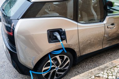 Elektrik santrali BMW mini vagonuna mavi kablo yerleştirilmiş elektrikli arabalar yükleniyor