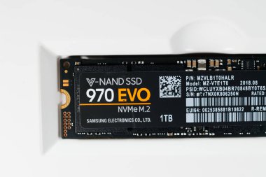 Yeni hızlı Samsung 970 EVO M2 1tb disk sürücüsünün plastik pakette yakın görüntüsü -